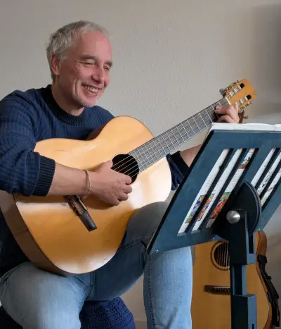 Ein Notenständer mit Notenblättern